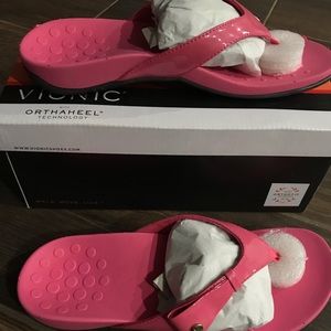 NIB Vionic Fuchsia Flip Flop Sandal  Sz. 9